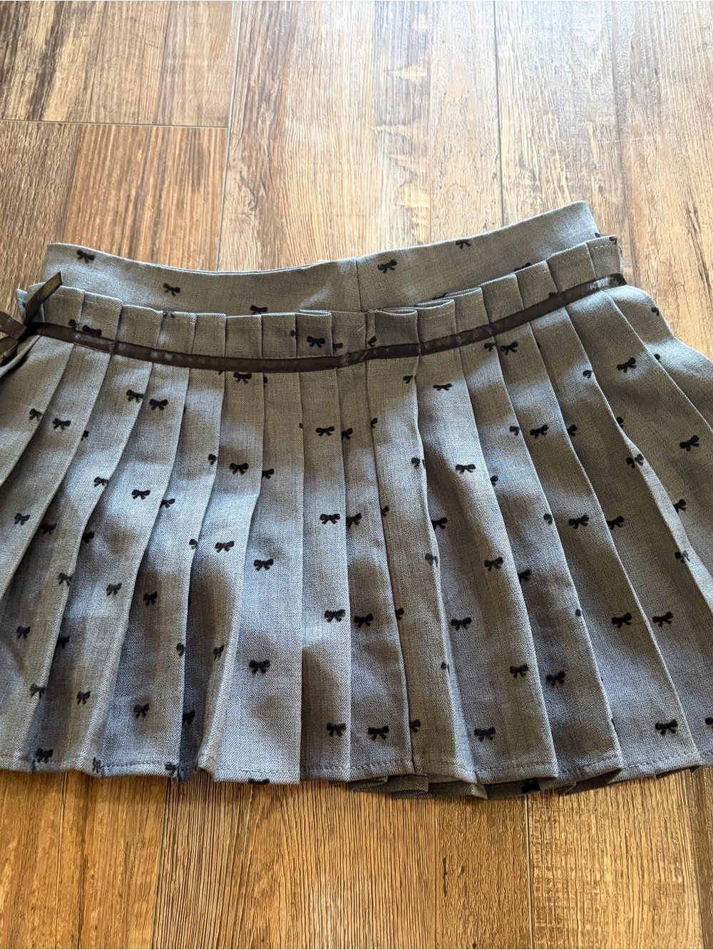Gray Pleated Mini Skirt with Black Bow Print